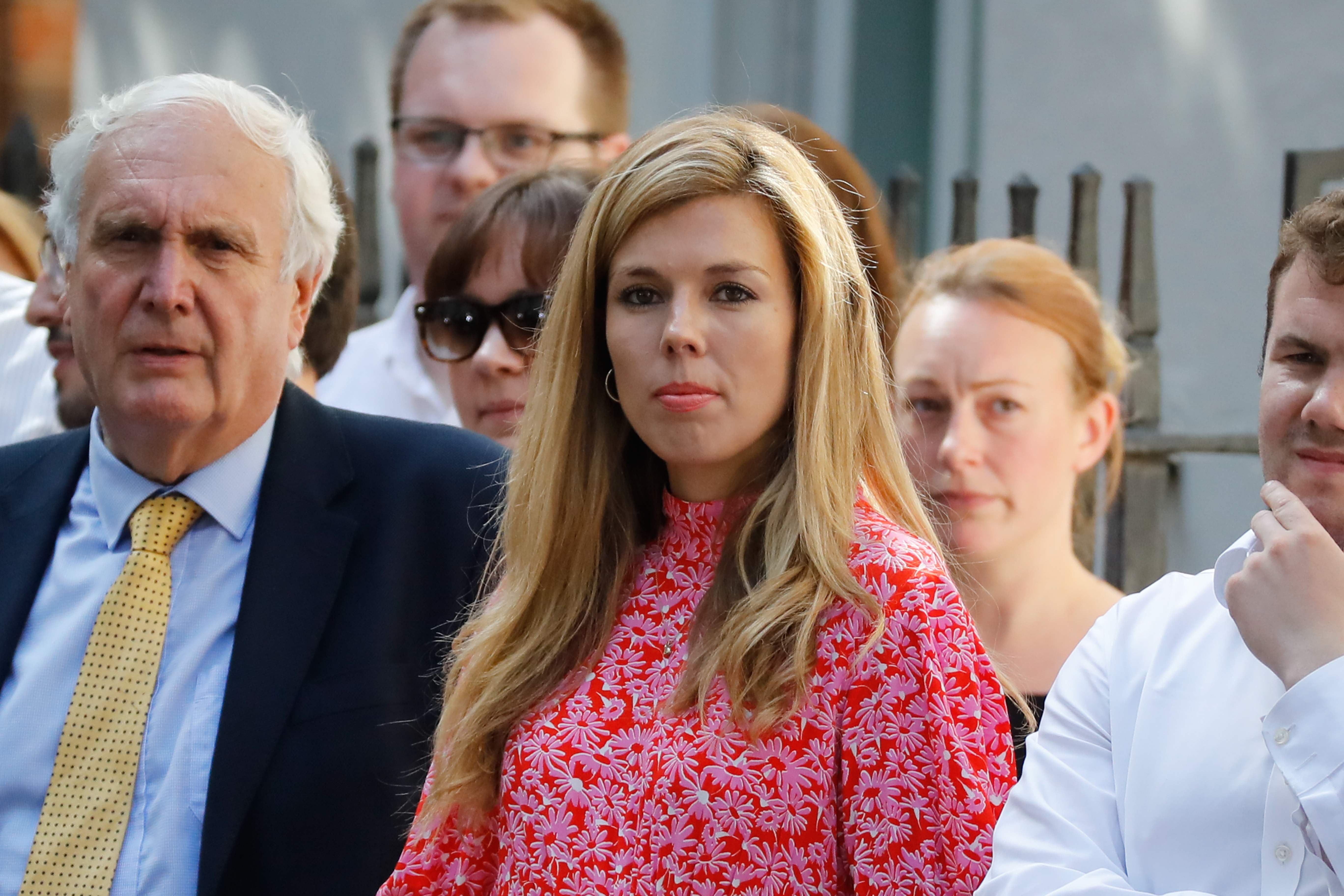 Carrie Symonds (tengah)