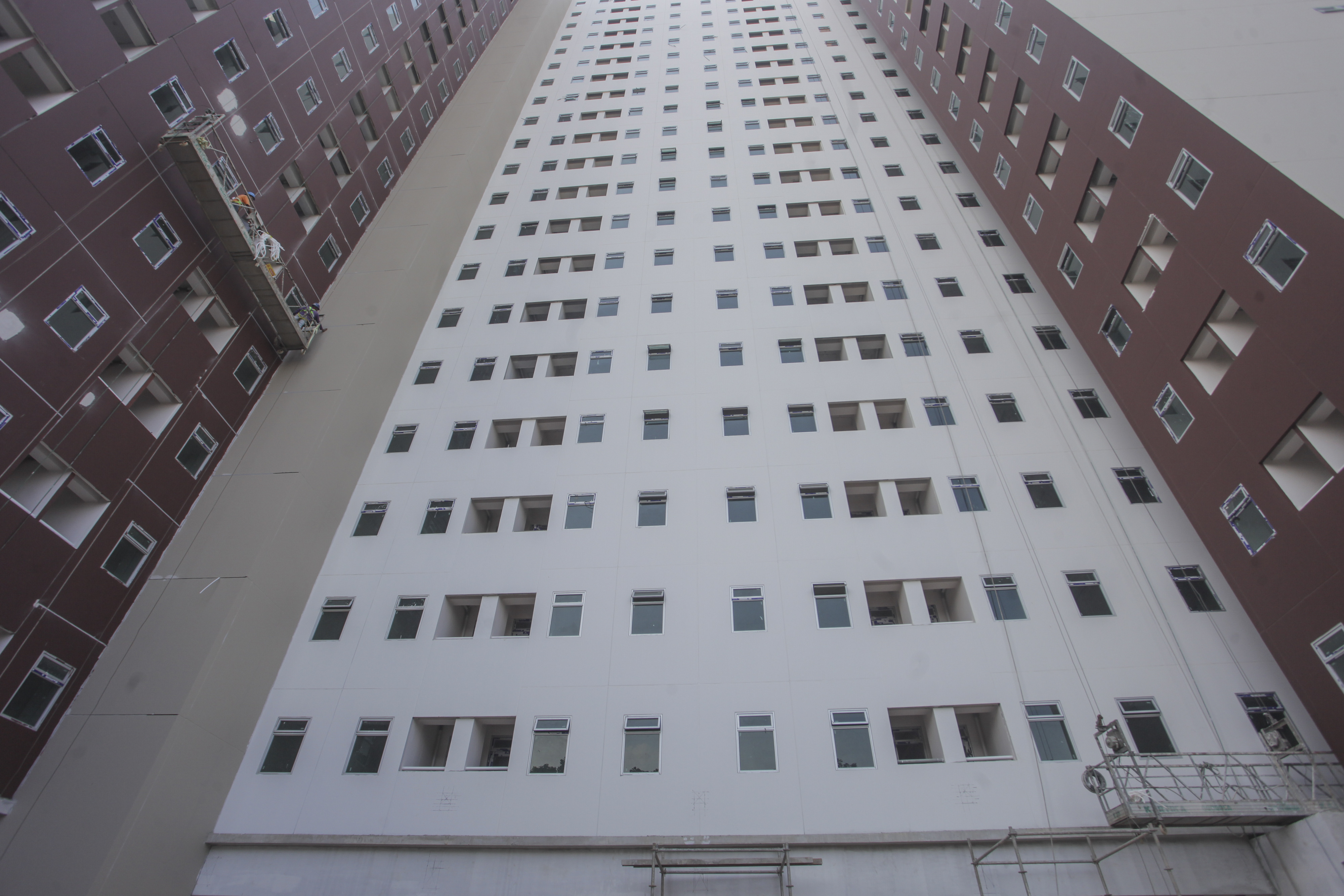 Pekerja menyelesaikan pembangunan rumah susun hunian DP 0 Rupiah di Klapa Village, Jakarta