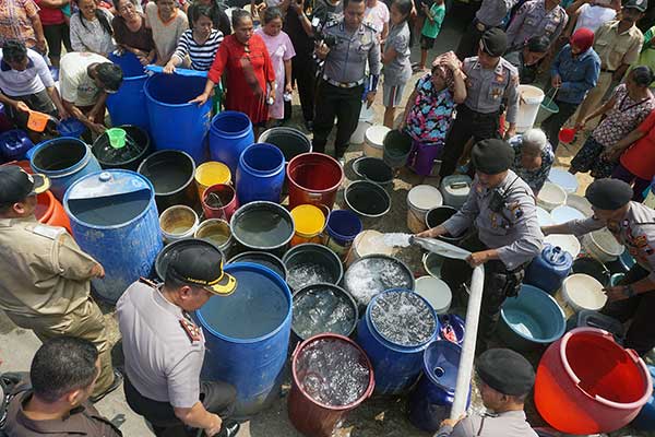 Bantuan air bersih, akibat musim kemarau di Cilacap