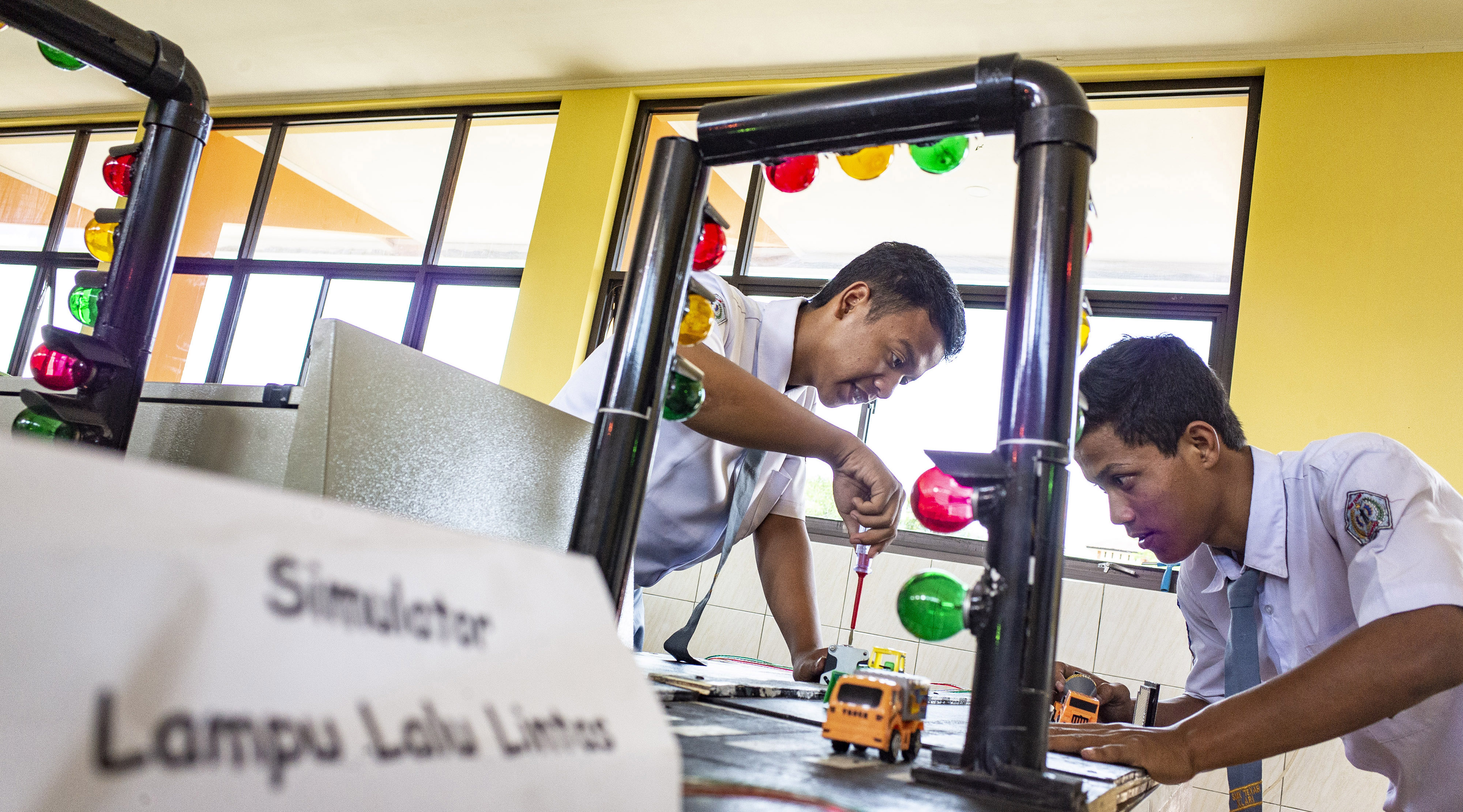 Siswa memperagakan cara kerja alat pendeteksi kemacetan saat simulasi dalam ruang di SMK Texar,