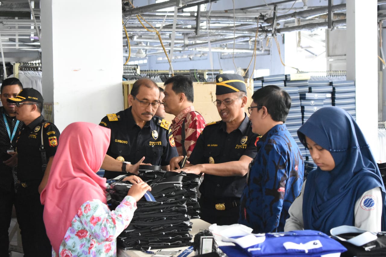 Bea Cukai memberikan fasilitas Kemudahan Impor Tujuan Ekspor untuk Industri Kecil Menengah (KITE IKM) .