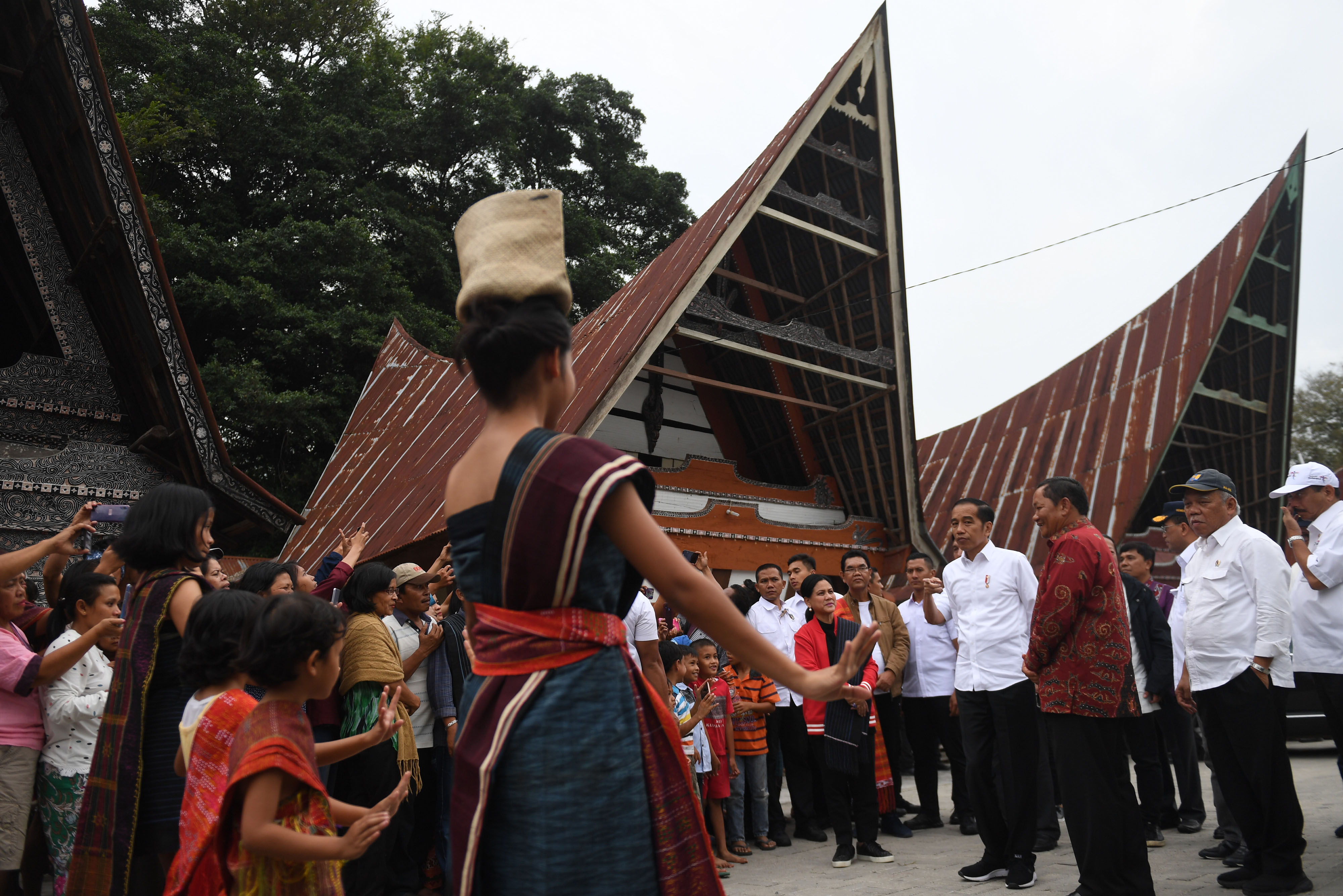  Presiden Joko Widodo (keempat kanan) bersama Ibu Negara Iriana Joko Widodo (ketujuh kanan)