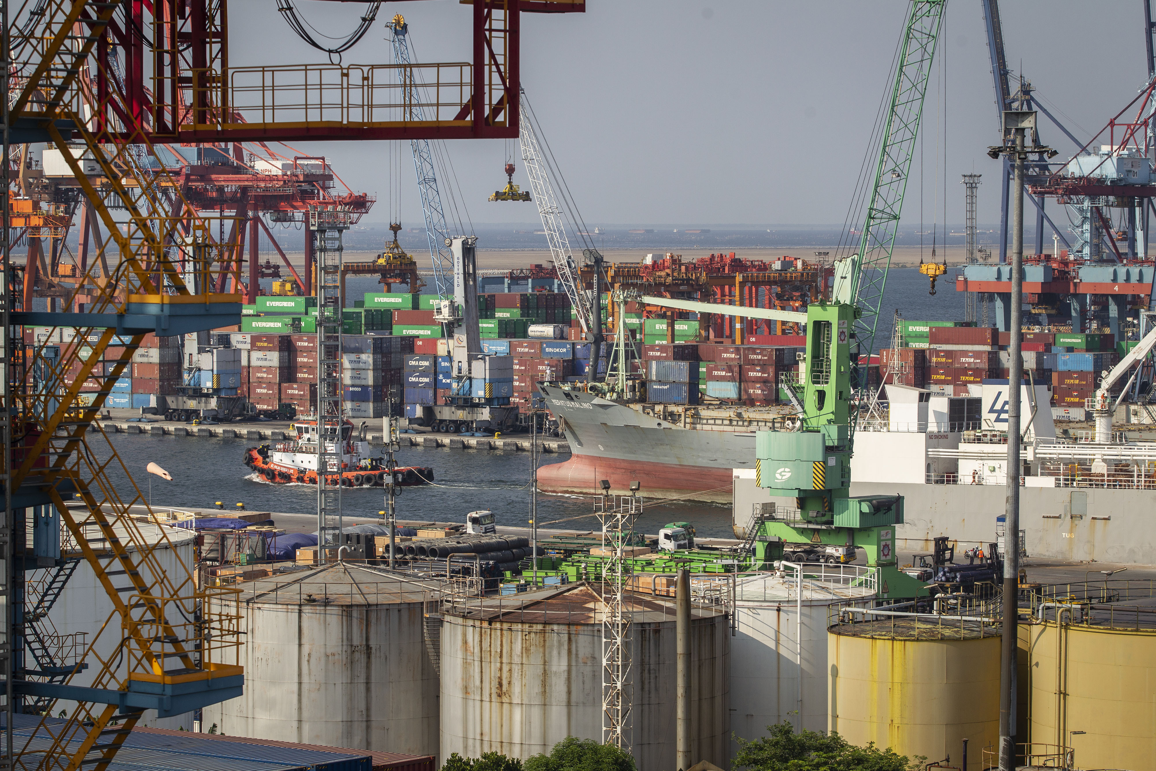 Aktivitas bongkar-muat di Pelabuhan Tanjung Priok