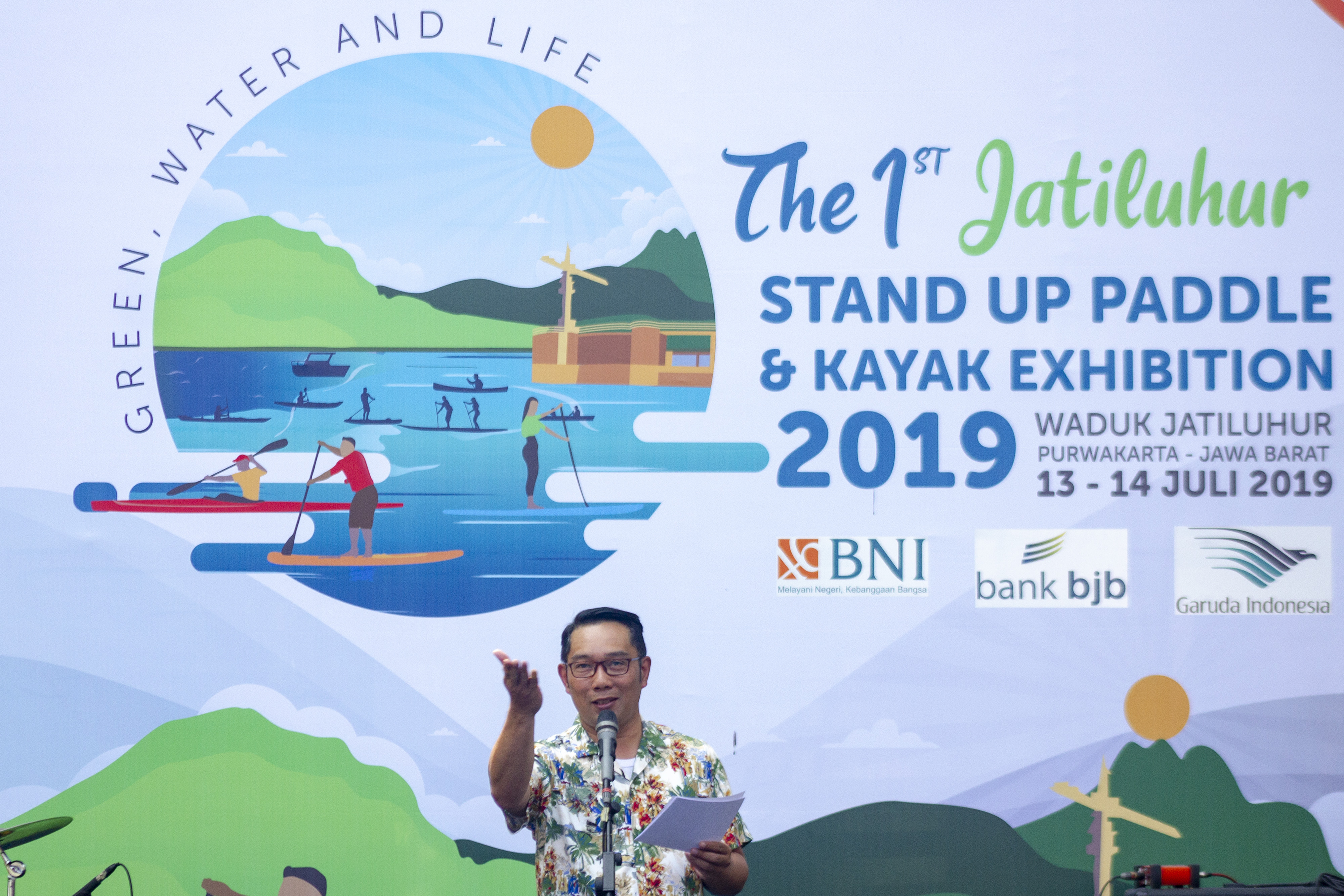 JATILUHUR STAND UP PADDLE AND KAYAK EXHIBITION: Gubernur Jawa Barat Ridwan Kamil memberikan sambutan dalam acara 