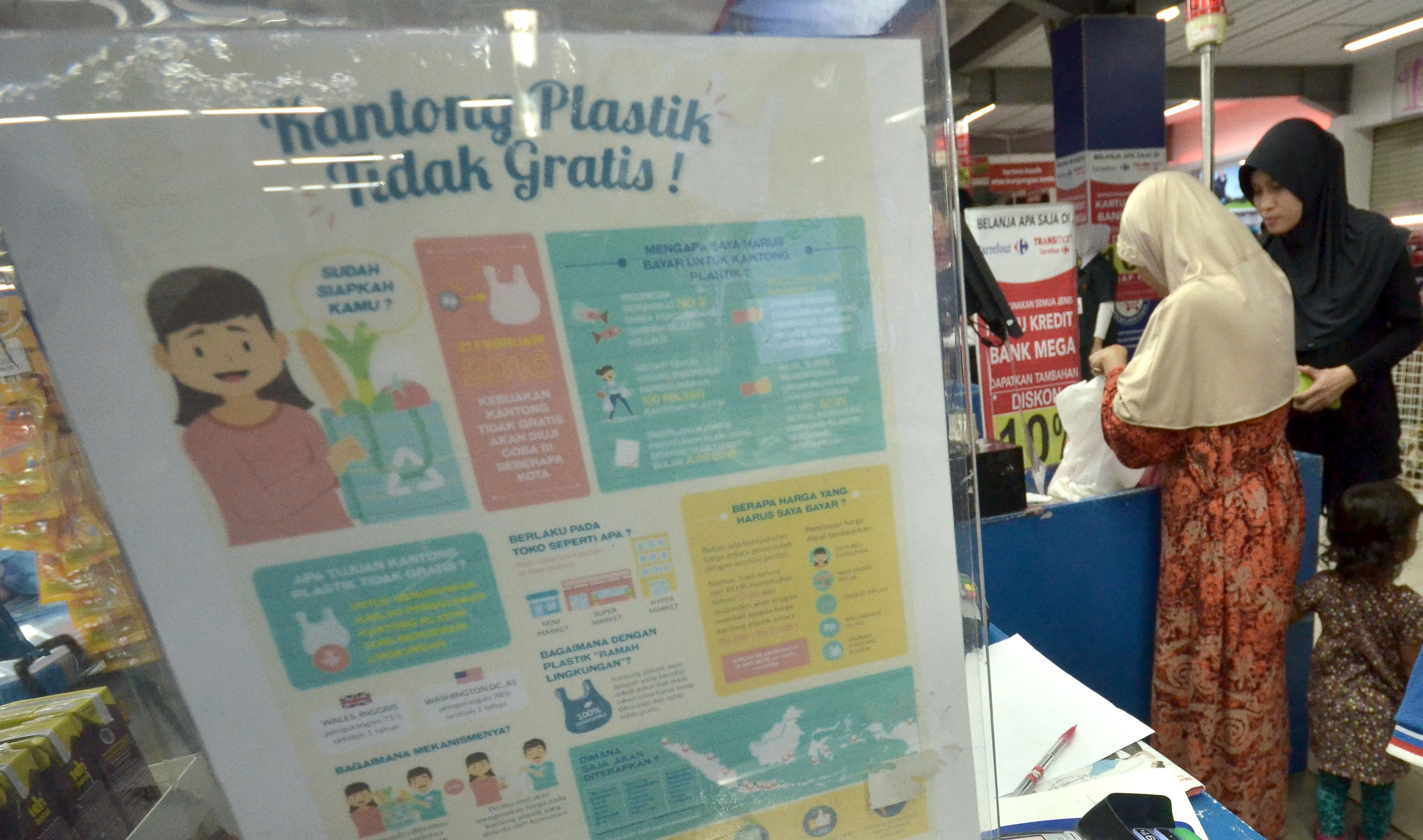 Kebijakan pemberlakuan kantong plastik berbayar di Makassar, Sulawesi Selatan