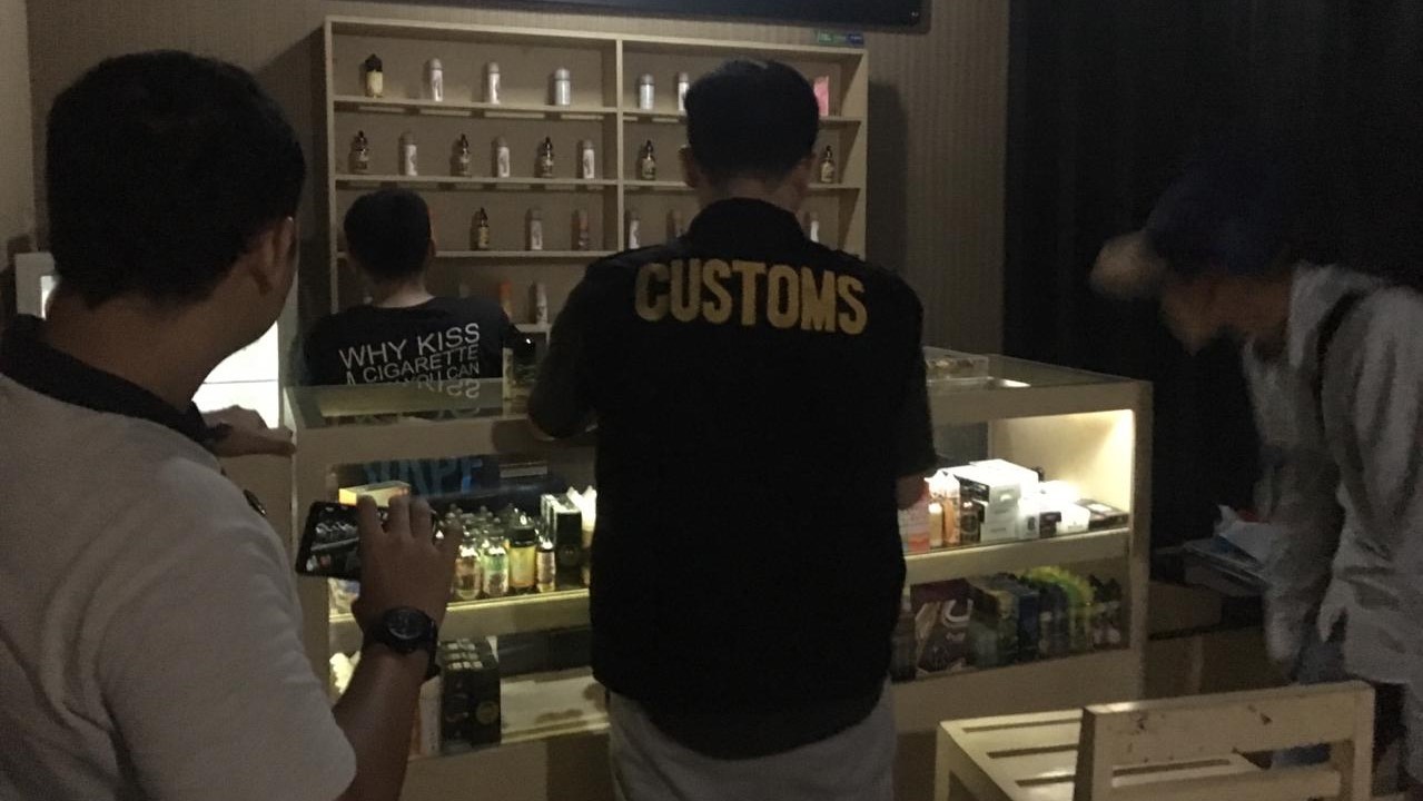 Tim Operasi Gempur Bea Cukai Bogor melakukan pemeriksaan. 