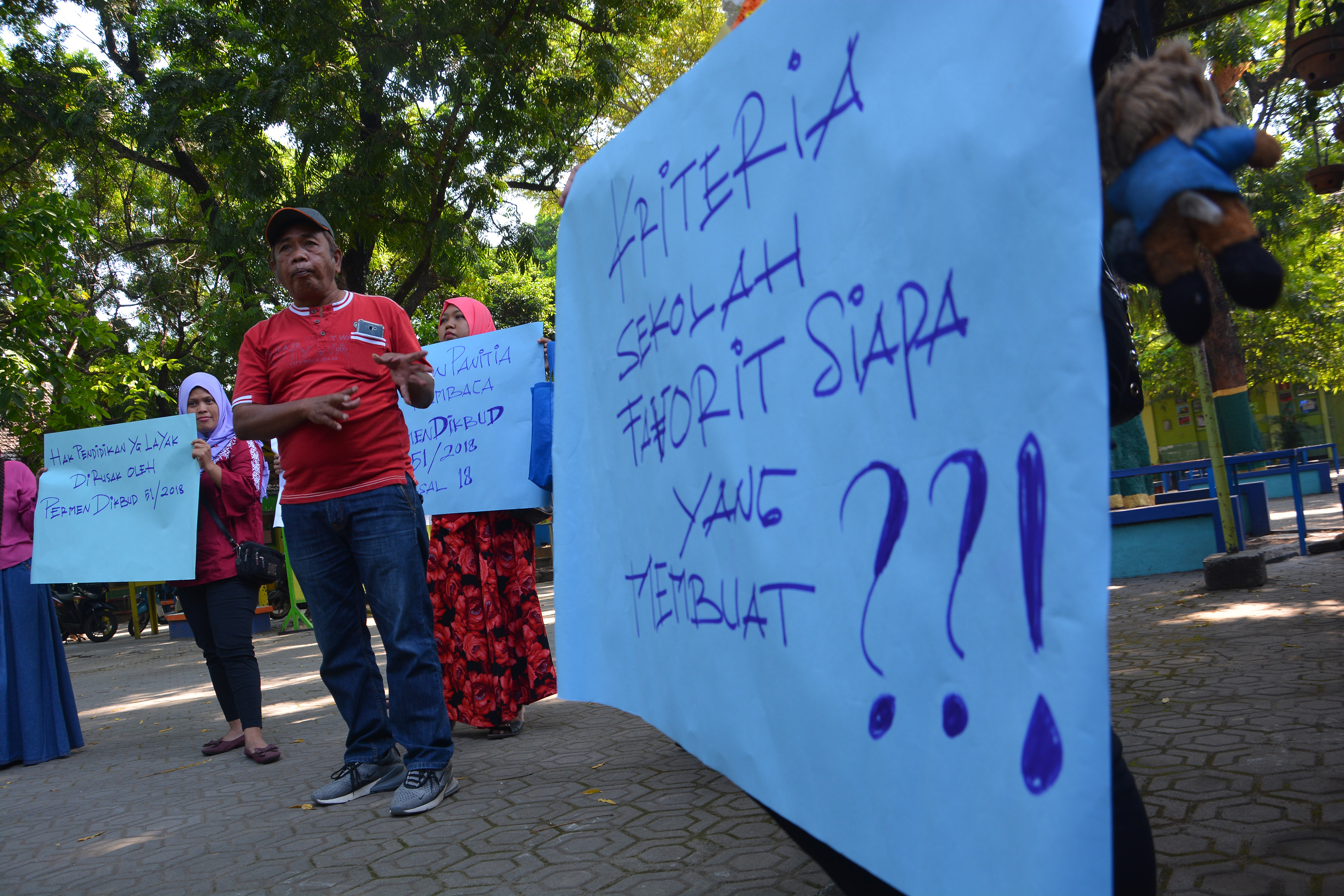 Para orang tua yang anaknya tidak diterima masuk SMP negeri menggelar aksi protes di SMPNi 1 Jombang, Jawa Timur, Rabu (26/6)