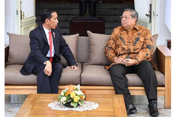 Presiden Joko Widodo dan Mantan Presiden Susilo Bambang Yudhoyono di Istana Merdeka, Jakarta, Jumat (27/10).  