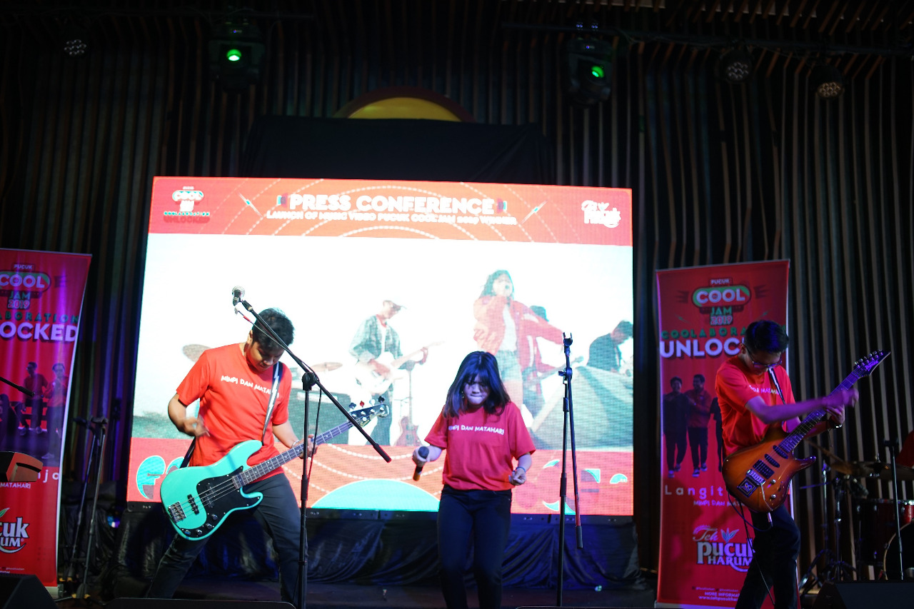 Aksi band Langit Senja saat jumpa pers di Jakarta, Kamis (11/7). 