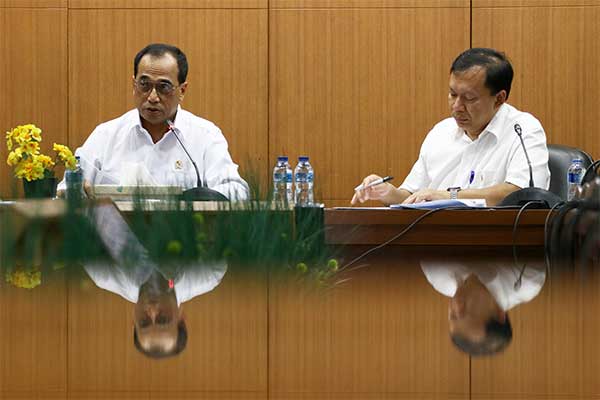 Menhub Budi Karya Sumadi dan Direktur Teknis Kepabeanan Direktorat Jenderal Bea Cukai (DJBC) Kementerian Keuangan Fadjar Donny Tjahjadi 