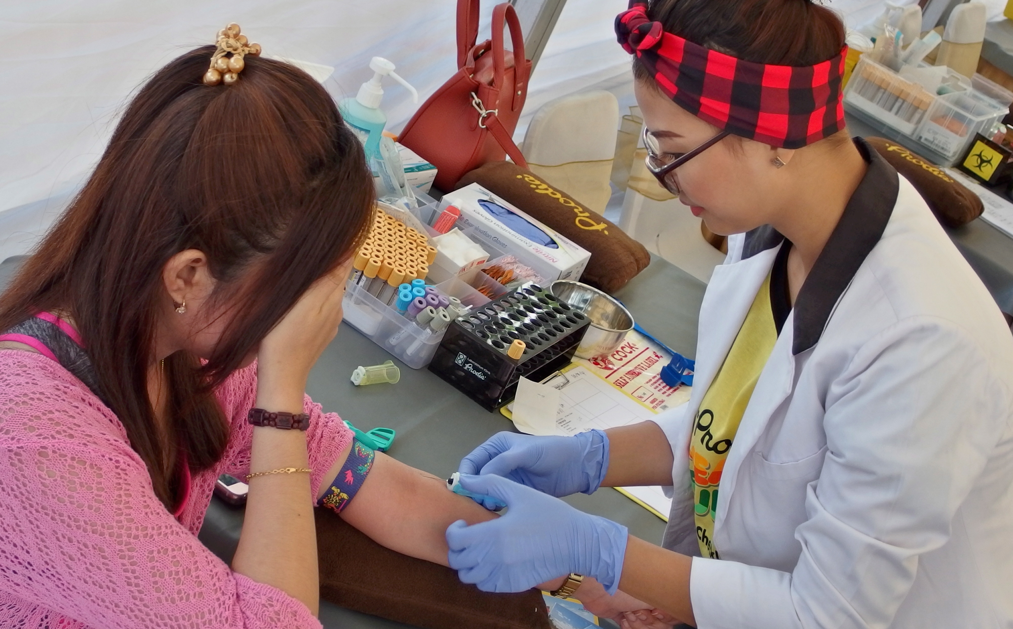 Petugas medis melakukan pengambilan sampel darah seorang pengunjung dalam kampanye program pemeriksaan kesehatan sejak dini Prodia 