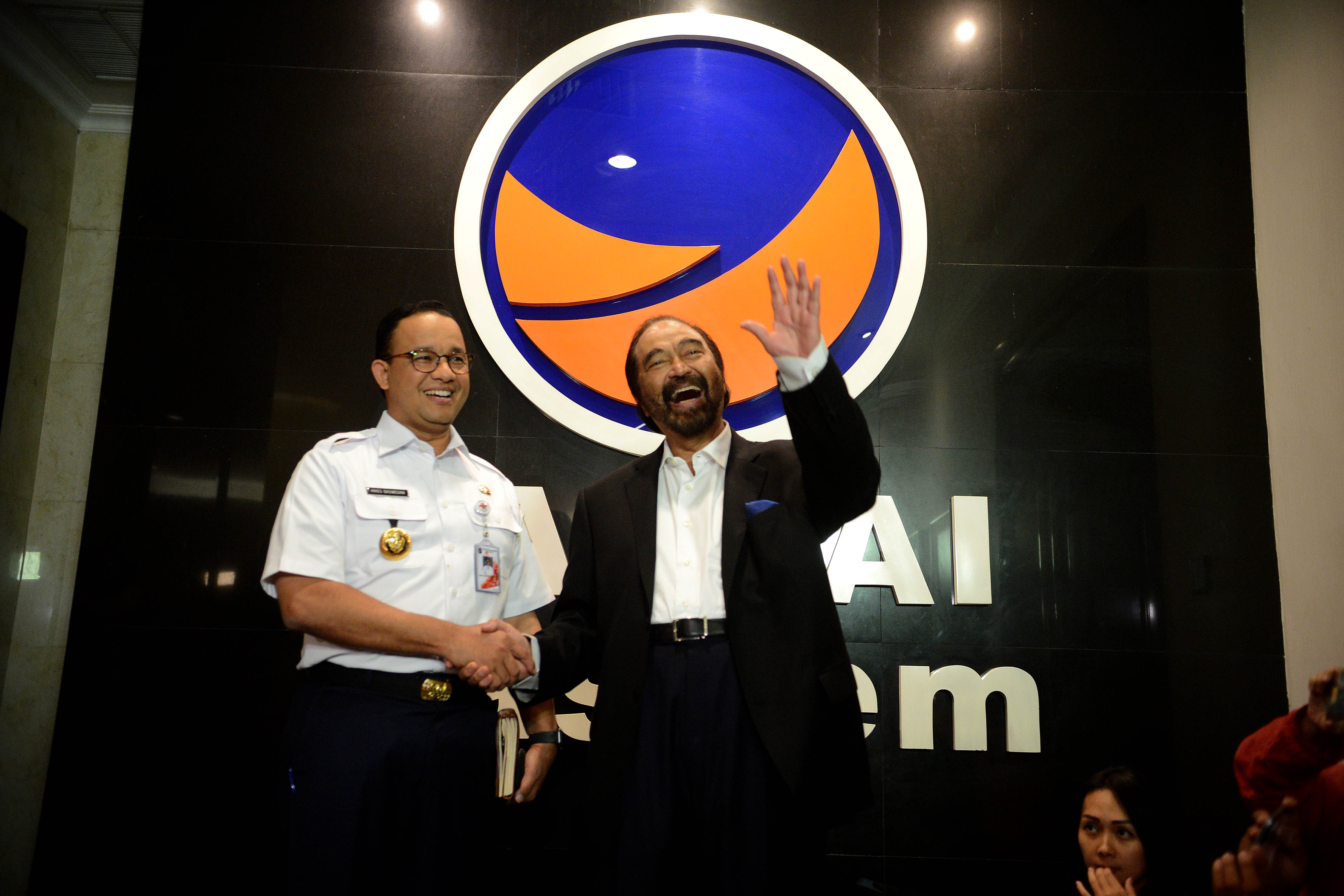  Ketua Umum Partai NasDem Surya Paloh (kanan) bersama Gubernur DKI Jakarta Anies Baswedan di Gondangdia, Jakarta, Kamis (24/7)