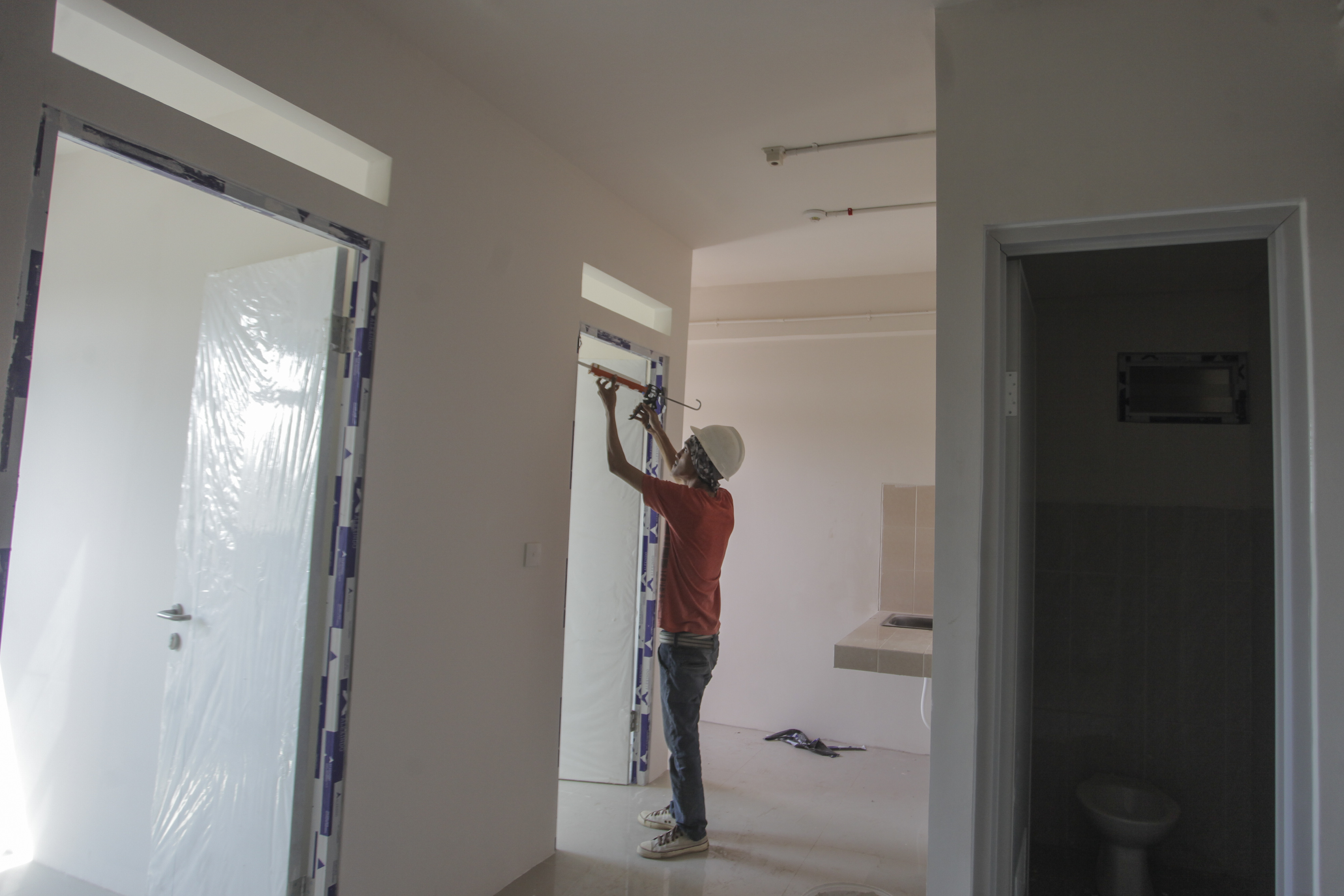 Pekerja menyelesaikan pembangunan rumah susun hunian DP 0 Rupiah di Klapa Village, Jakarta