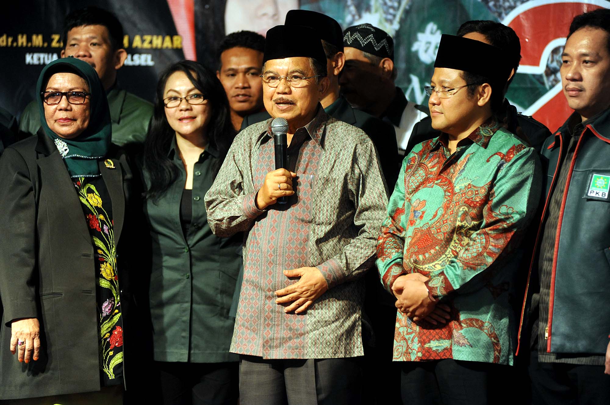 Ketua Umum Parta Kebangkitan Bangsa (PKB), Muhaimin Iskandar (kedua kanan) bersama Wapres Jusuf Kalla (tengah).