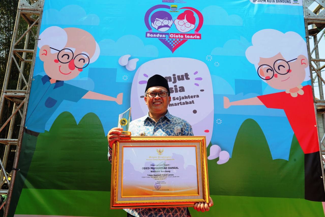 Wali Kota Bandung Oded Terima Penghargaan Tokoh Nasional Peduli Lansia