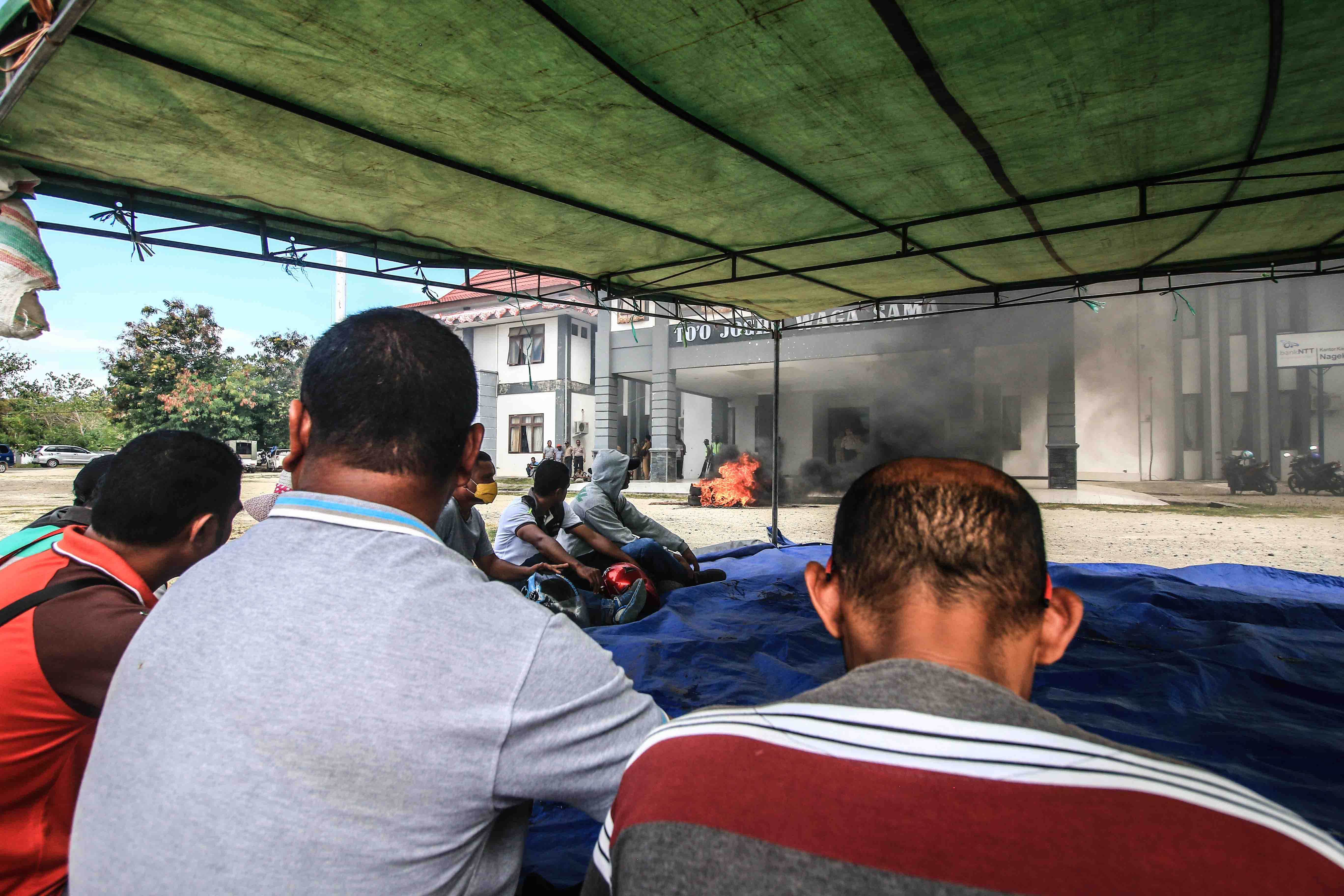 Aksi tenaga harian lepas (THL) di depan Kantor Bupati Nagekeo, NTT, Senin (15/7).