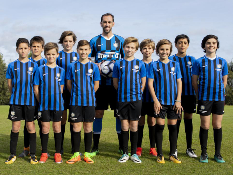 Diego Godin (tengah) bersama para pemain yunior Inter Milan.