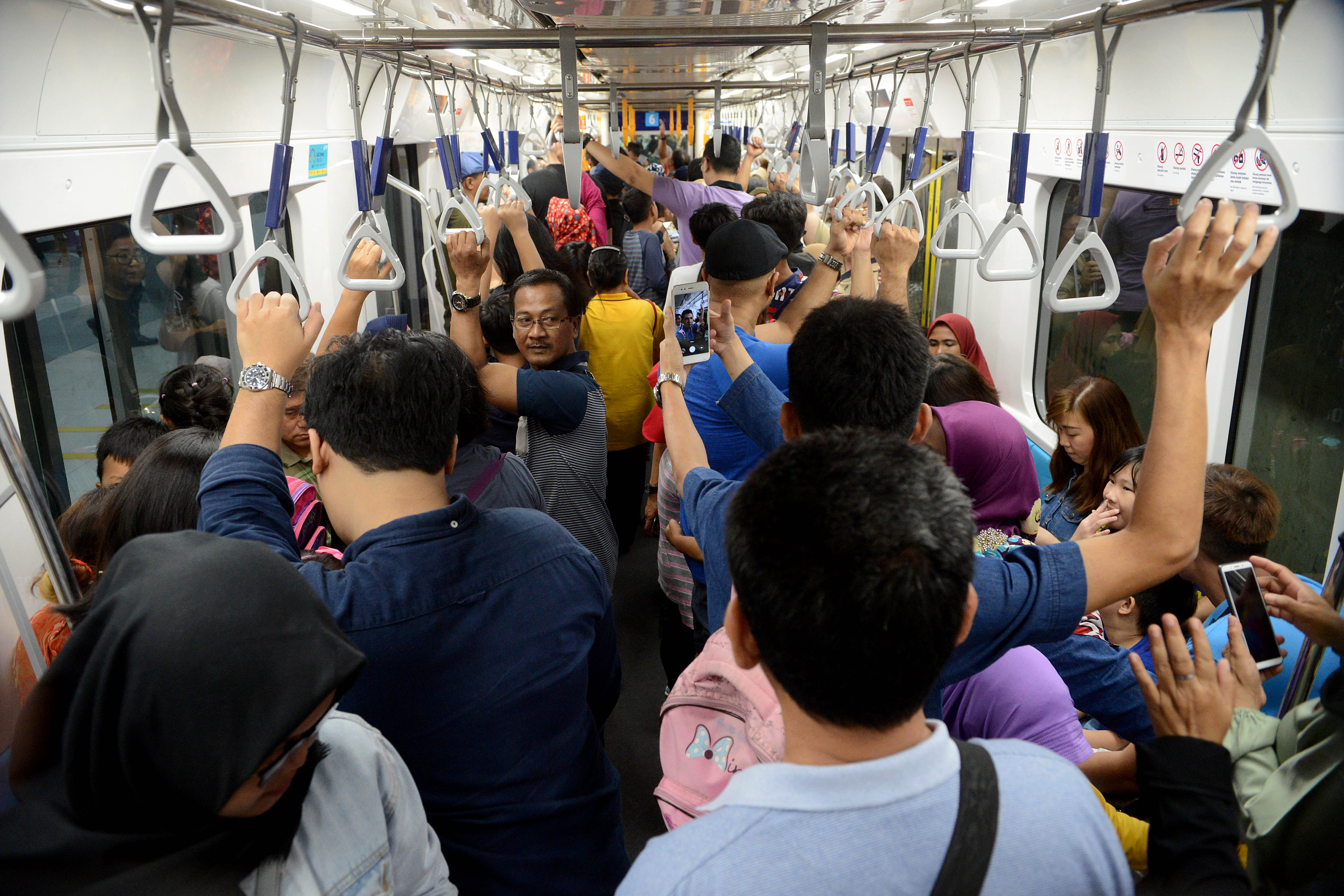 Kepadatan masyarakat yang akan menggunakan Moda Raya Terpadu (MRT) di Stasiun MRT Bundaran HI, Thamrin , Jakarta.