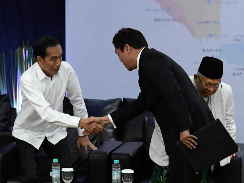 Joko Widodo (kiri) dan Maruf Amin (kanan) berjabat tangan dengan Habiburokhman.