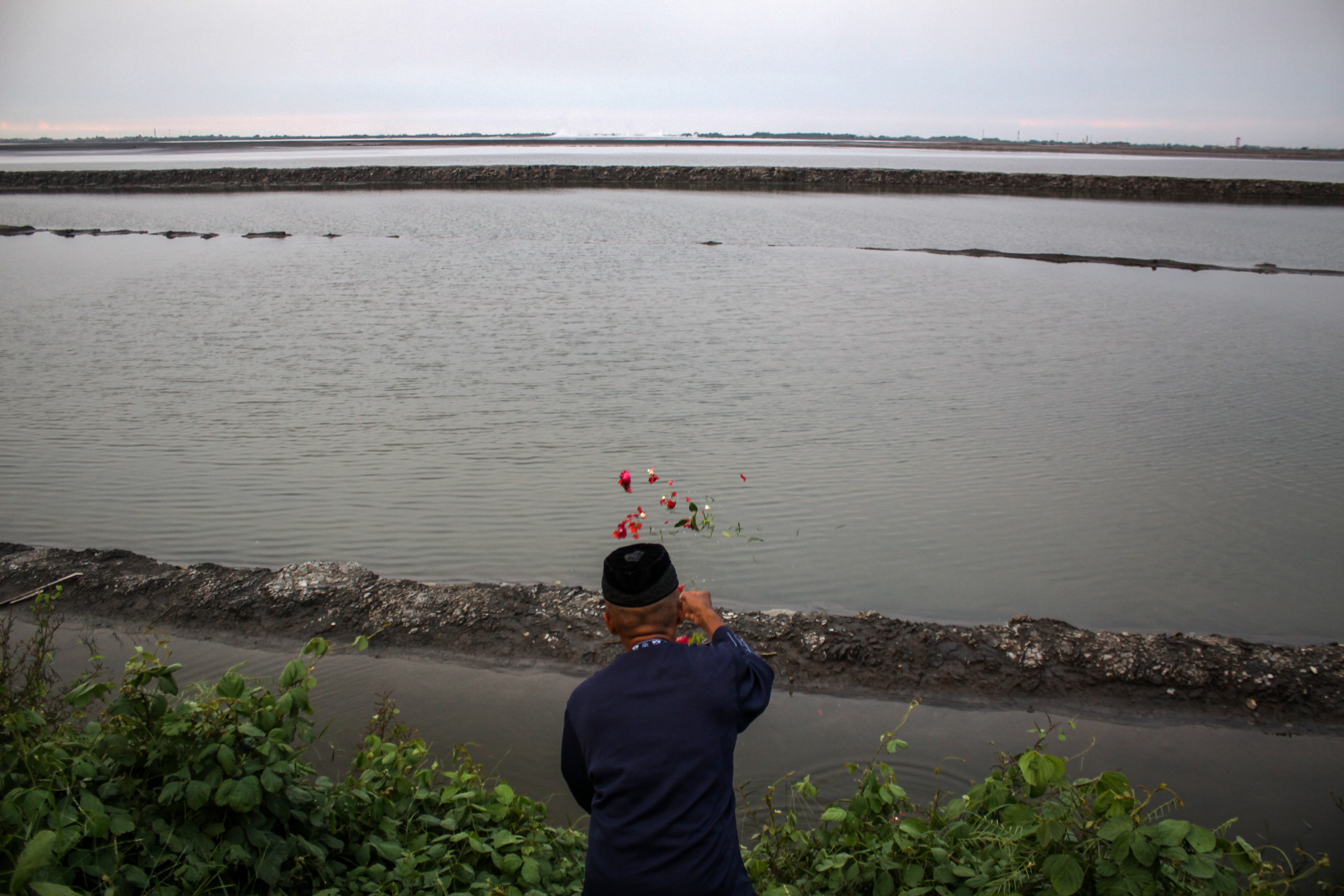 Warga korban Lumpur Lapindo berziarah di lokasi lumpru Lapindo