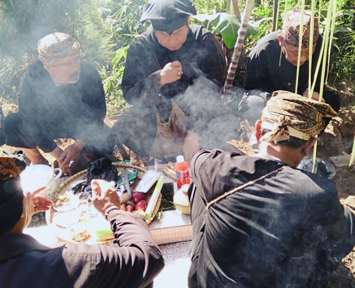  warga sekitar tangkuban parahu gelar ruwatan: Sesepuh Kampung Gamblok, RT 06 RW 07, Desa Cikole, Kecamatan Lembang, Kabupaten Bandung Barat