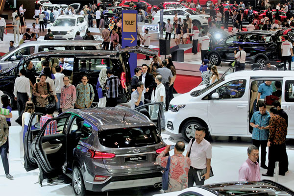 PAMERAN: Pengunjung meramaikan pameran otomotif Gaikindo Indonesia International Auto Show (GIIAS) 2018 di ICE BSD, Tangerang,  