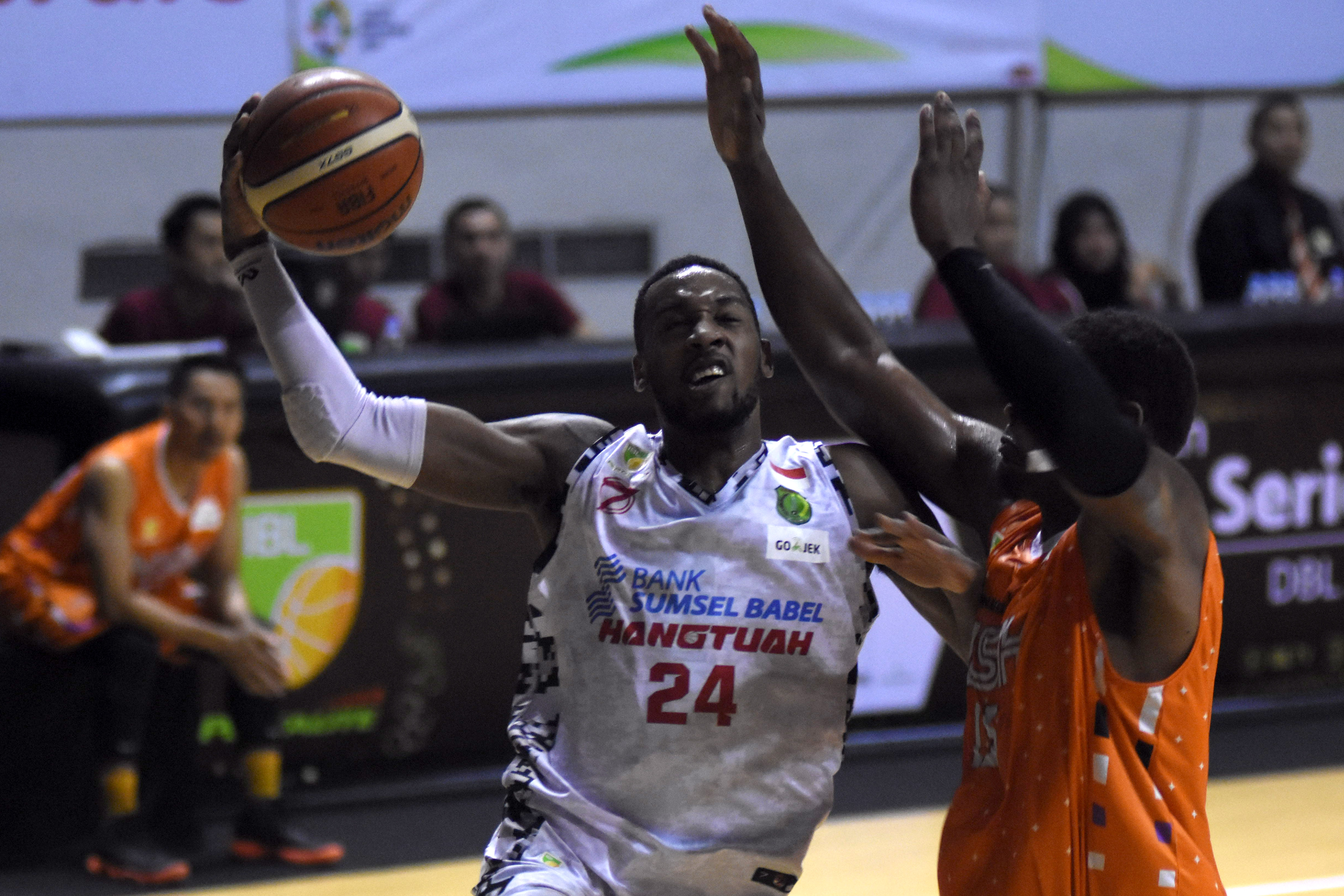 Pebasket BSB Hangtuah Keenan Thomas Palmore (kiri) berusaha memasukkan bola 