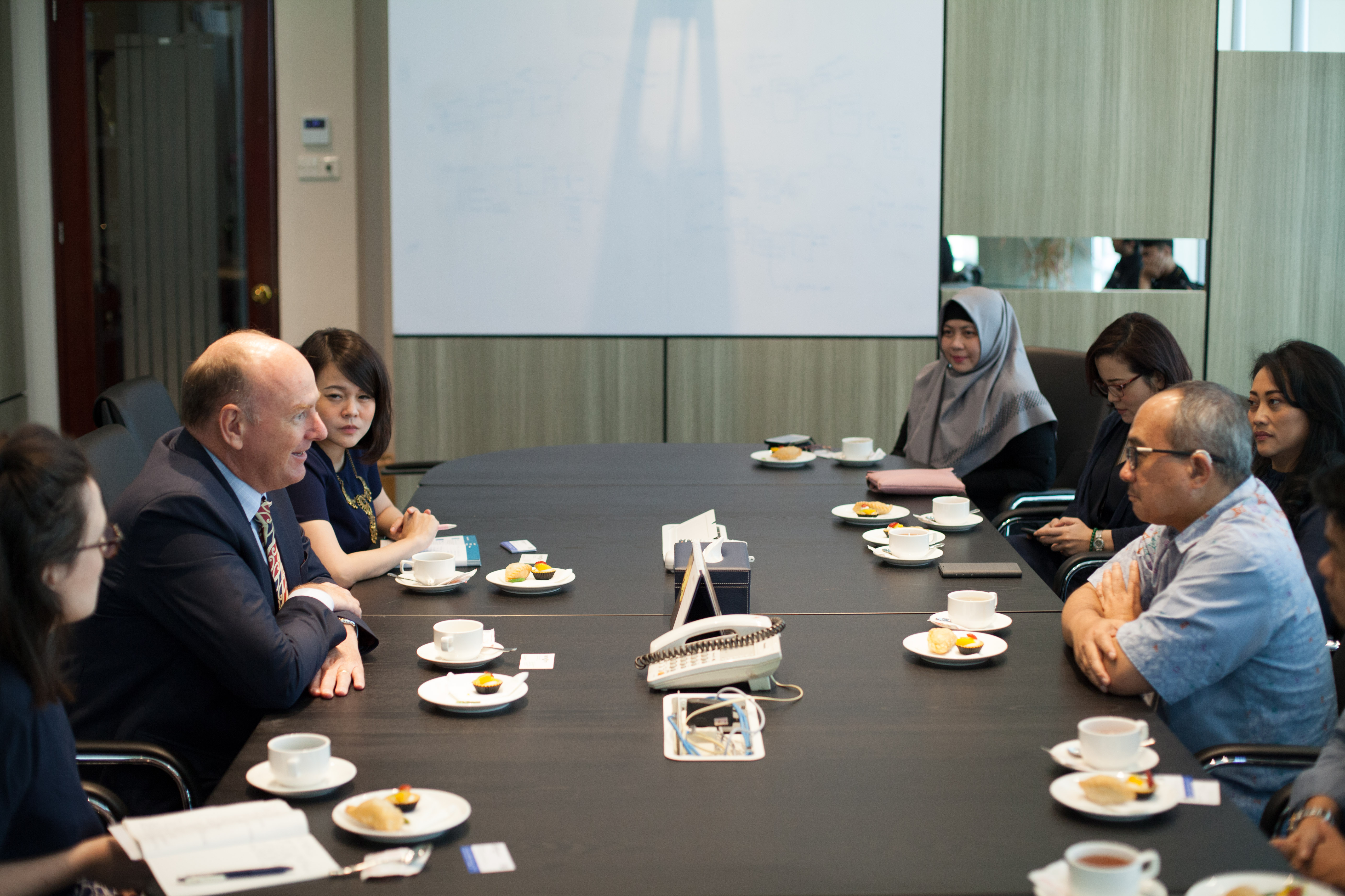 KUNJUNGAN DUBES SELANDIA BARU: Duta Besar Selandia Baru untuk Indonesia Jonathan Austin (kiri)  saat berkunjung ke  ke kantor Media Group 