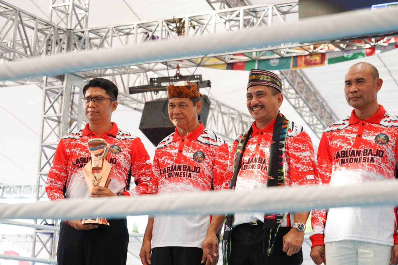 Menteri Pariwisata Arif Yahya (kedua dari kanan) saat mninjau Labuan Bajo, Kabupaten Manggarai, NTT, Senin (22/7). 