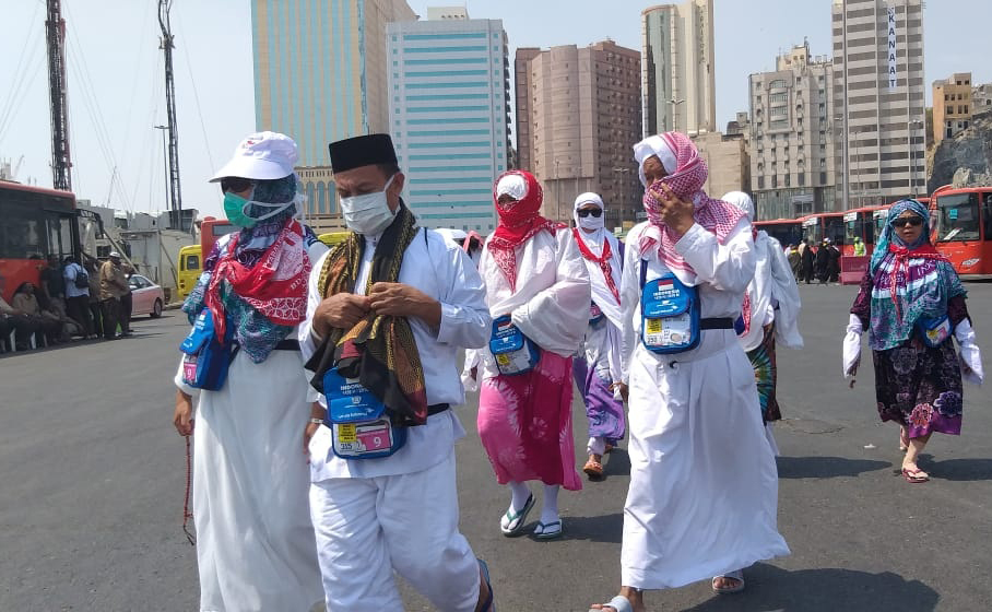 Jemaah hajji berjalan setelah turun dari bbus di Mekah