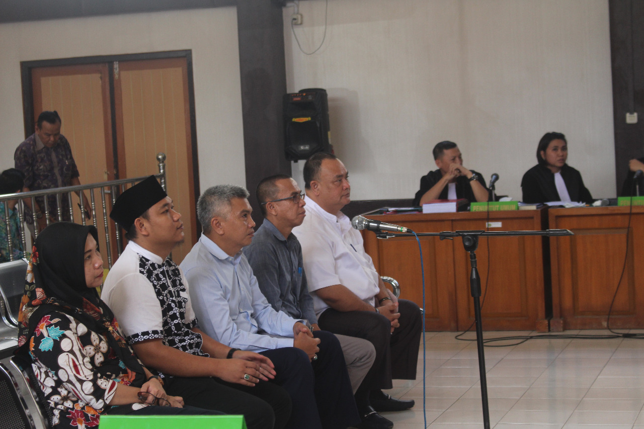 Lima anggota KPU Kota Palembang menjalani sidang perdana di di Pengadilan Klas IA Palembang, Jumat (5/7).