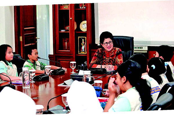 Menteri Kesehatan Nila F Moeloek menerima kunjungan dan menjawab pertanyaan Reporter Cilik Media Indonesia