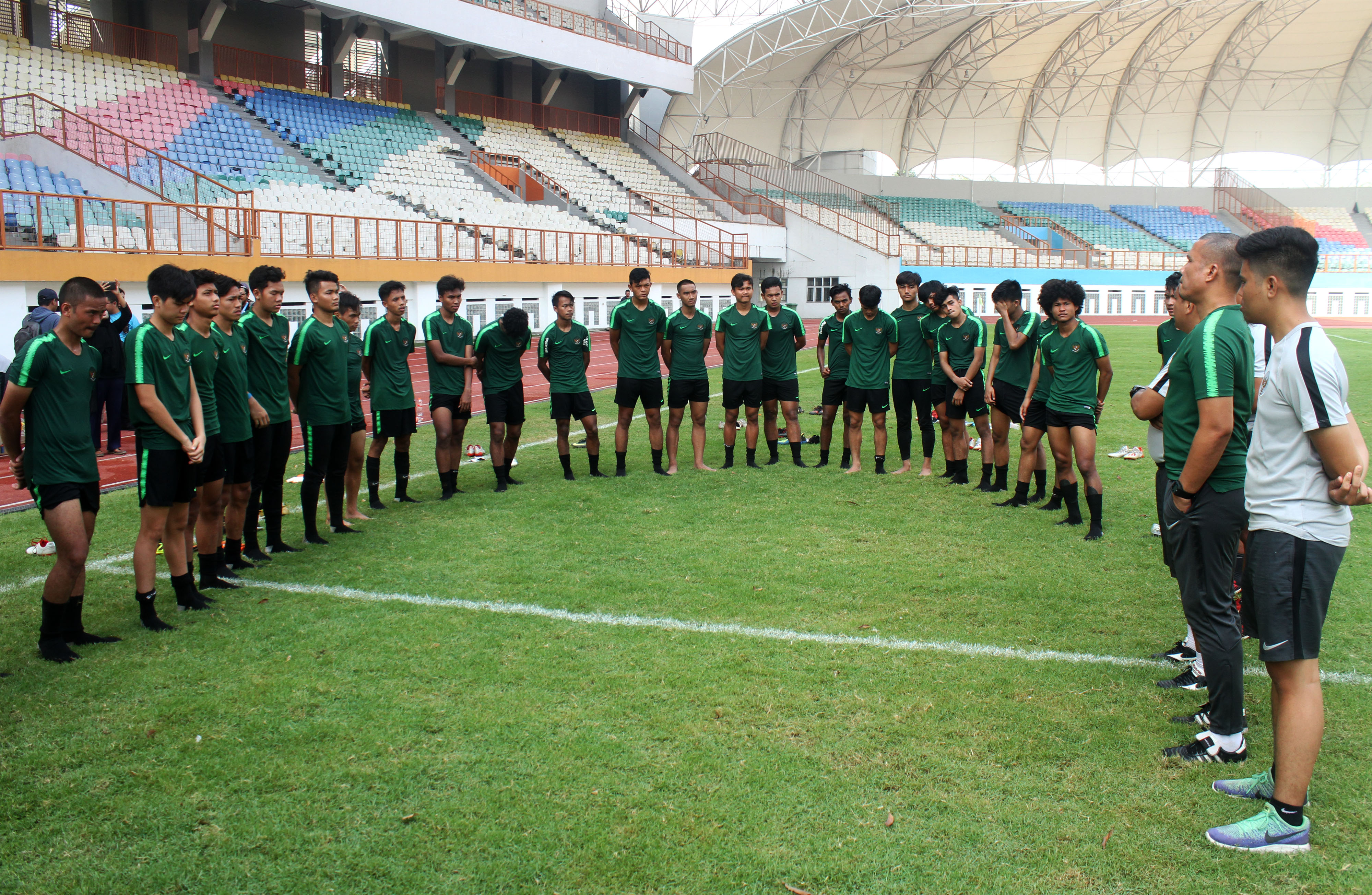 Para pemain tim nasional Indonesia U-19 menjalani latihan di Stadion Wibawa Mukti, Cikarang, Kabupaten Bekasi, Jawa Barat.