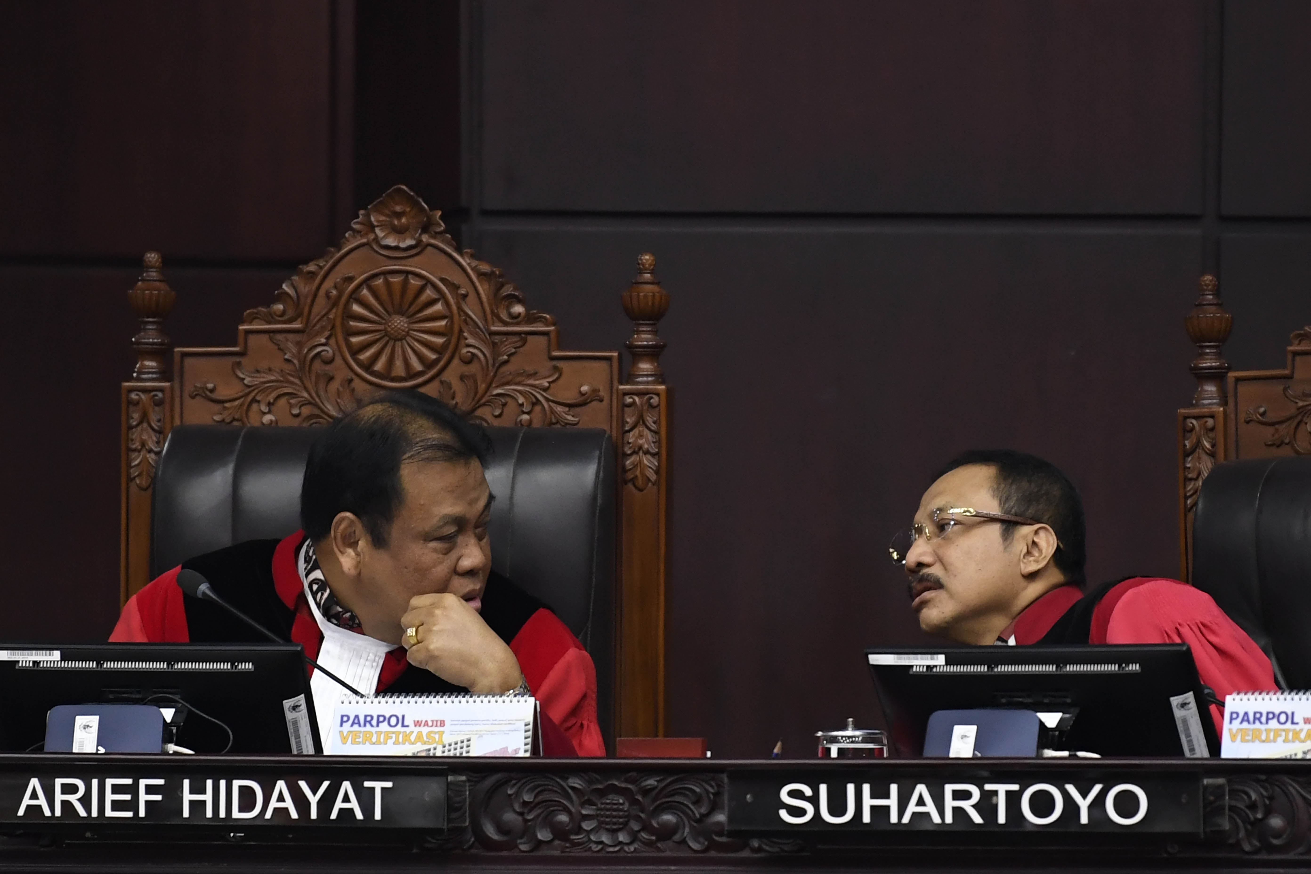  Hakim Konstitusi Arief Hidayat (kiri) dan Suhartoyo (kanan) di Gedung MK.