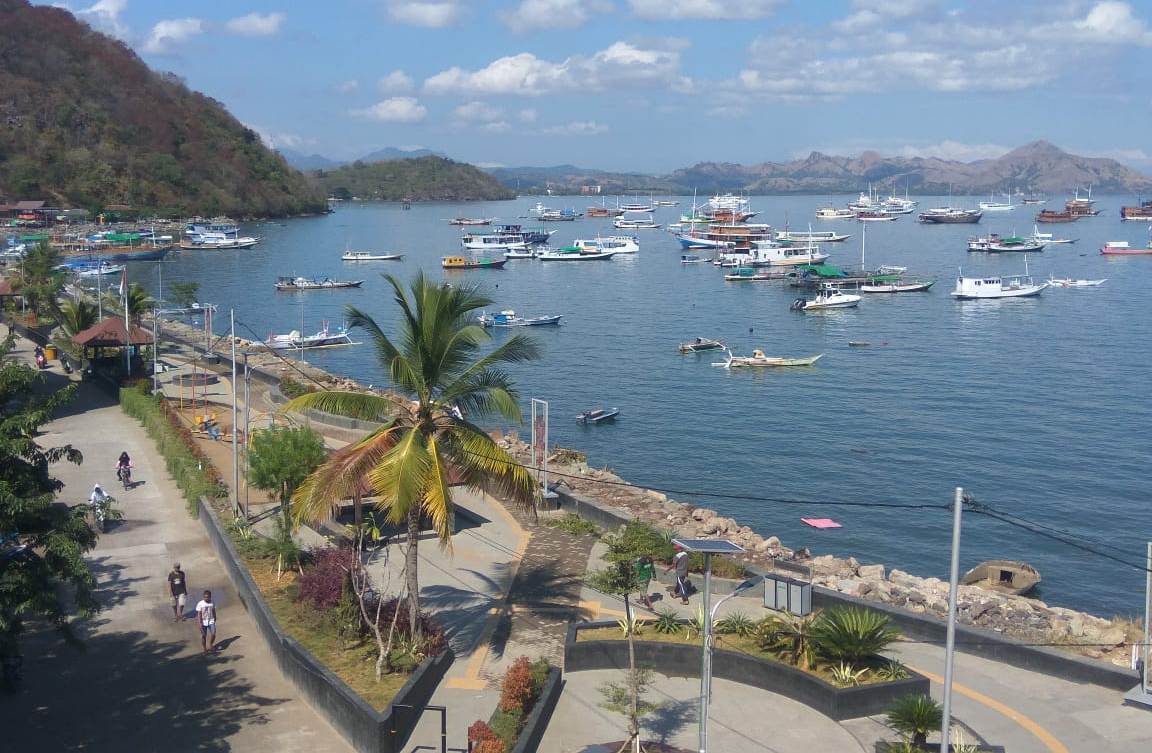 Sejumlah kapal pesiar berlabuh di Labuanbajo, Manggarai Barat, NTT.