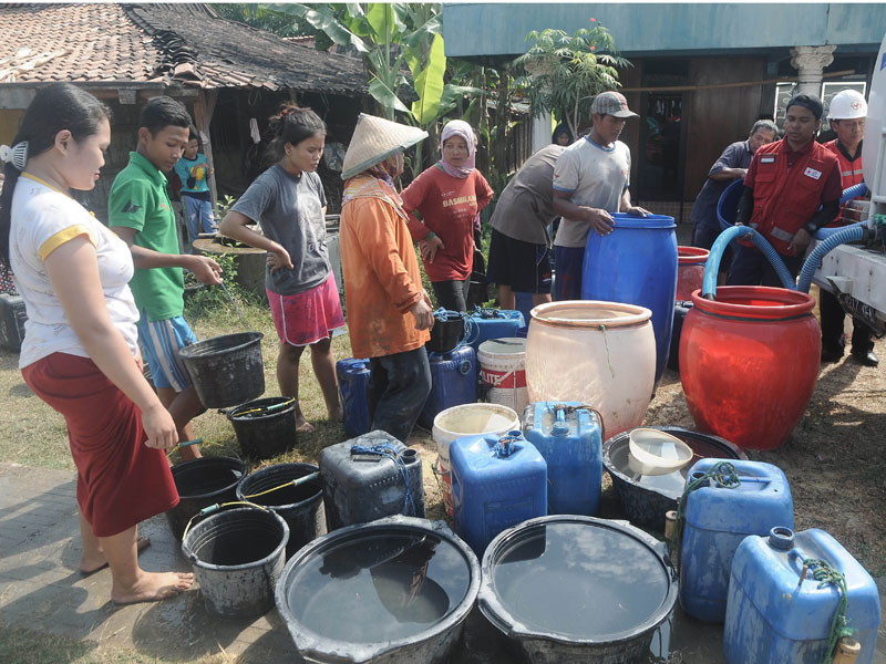Warga antre mendapatkan air bersih dari truk tangki Palang Merah Indonesia (PMI) di Dusun Clepat, Toroh, Grobogan, Jawa Tengah.