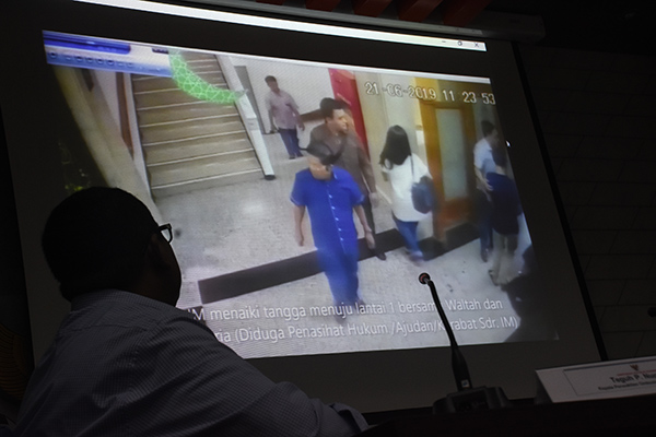 Kepala Perwakilan Obudsman Jakarta Raya Teguh P. Nugroho menunjukkan rekaman CCTV tahanan KPK Idrus Marham