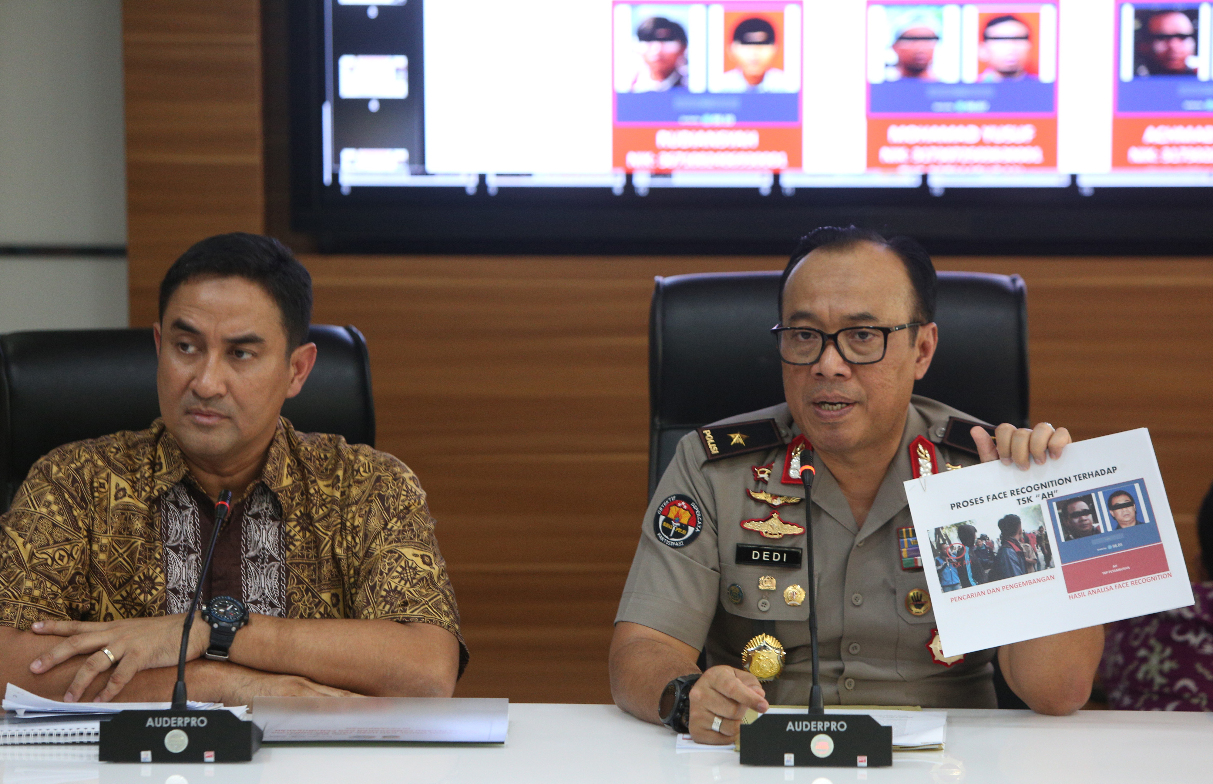 Karopenmas Divisi Humas Polri Brigjen Pol Dedi Prasetyo (kanan).