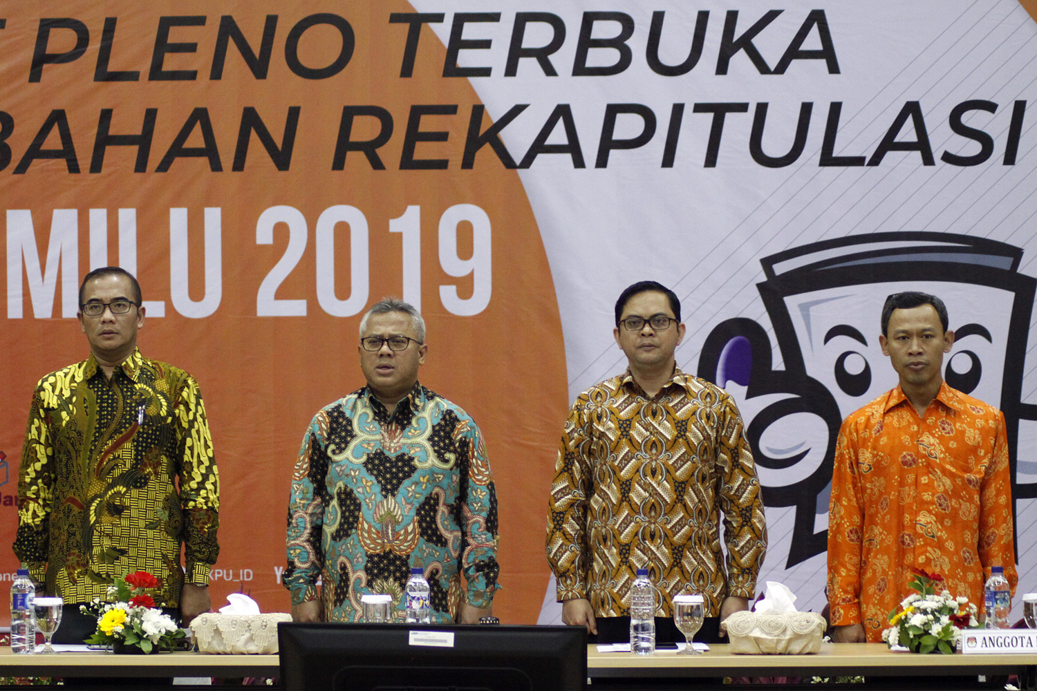  Ketua KPU Arief Budiman (dua kiri) bersama Komisioner KPU (dari kiri) Hasyim Ashari, Viryan Aziz dan Pramono Ubaid 