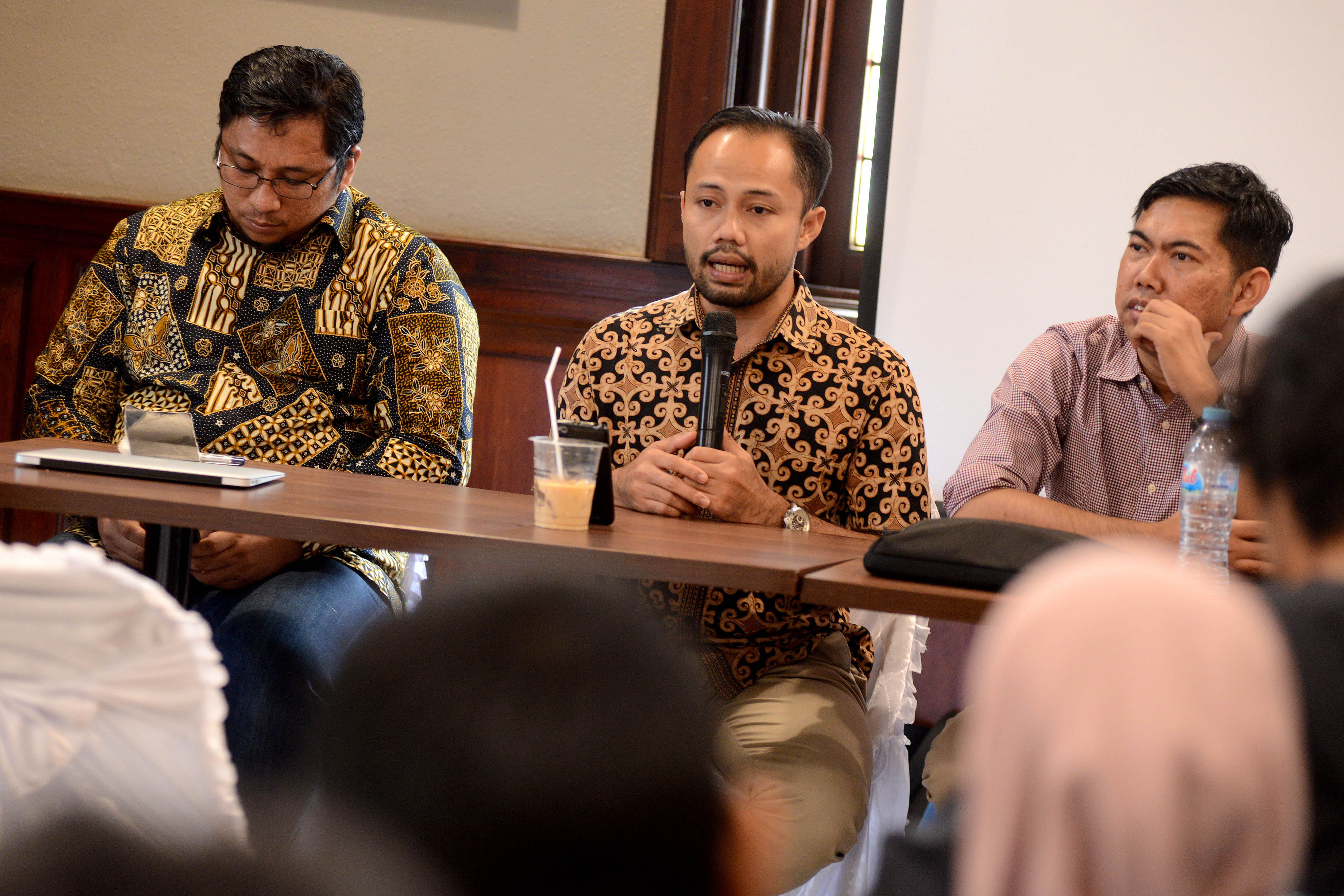 Koordinator Divisi Korupsi Politik ICW Donal Fariz (tengah) bersama Pengamat HTN Feri Amsari (kiri) dan pengamat hukum Unej Bayu Dwi Anggono