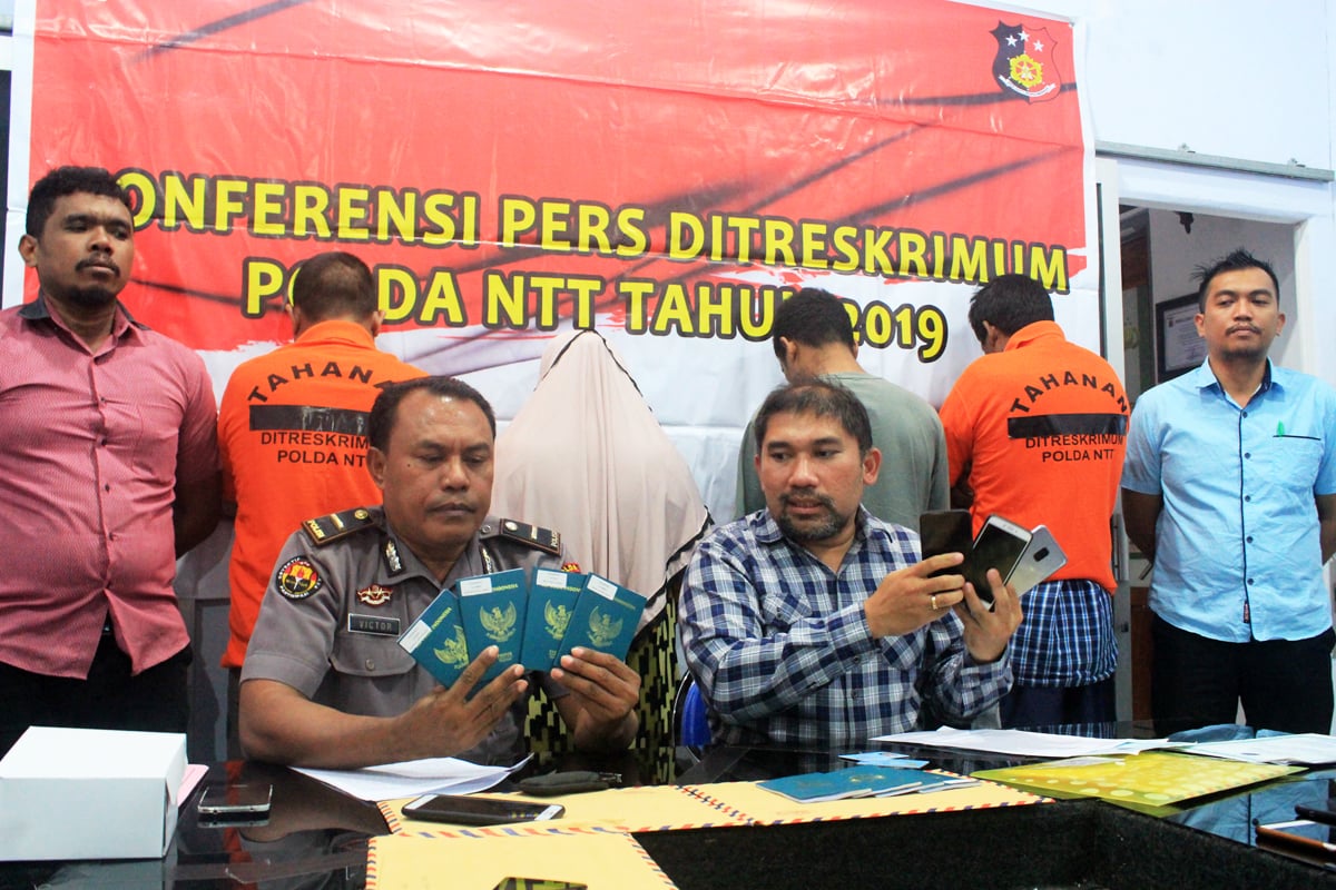 Kanit Tindak Pidana Perdagangan Orang (TPPO) Direktorat Reserse Kriminal Polda NTT Ajun Komisaris Tatang memperlihatkan paspor