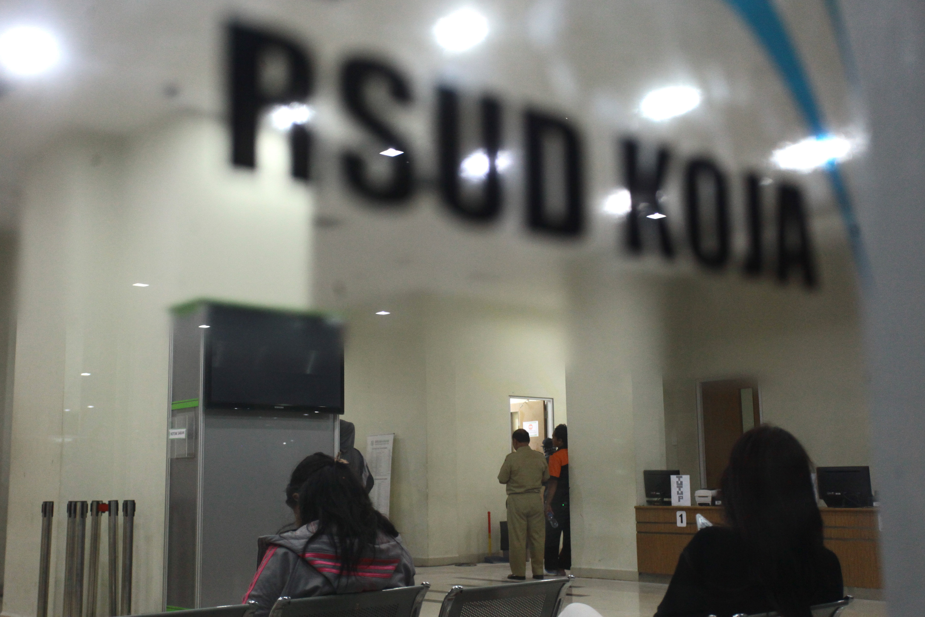 Petugas memeriksa ruangan sub penghubung lantai kecil di RSUD Koja, Jakarta