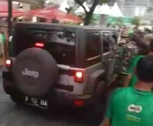 Mobil Jeep Rubicon menerobos garis finish Milo Run 2019. 