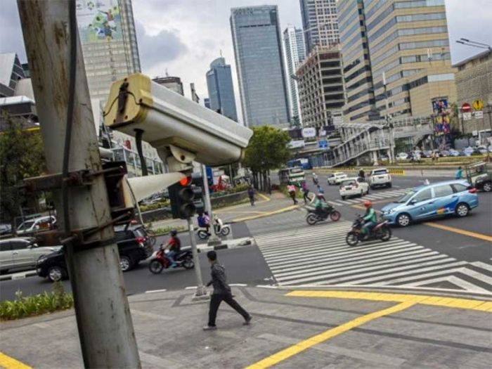 Sejumlah kendaraan melintas di kawasan Jalan MH Thamrin, Jakarta, Kamis (20/9/2018). 