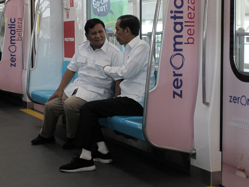 Presiden Joko Widodo (kanan) berbincang bersama Prabowo Subianto (kiri) saat berada dalam gerbong MRT Jakarta.