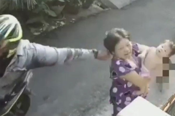 Penjambret yang menggunakan motor matic terekam CCTV saat melakukan aksinya   