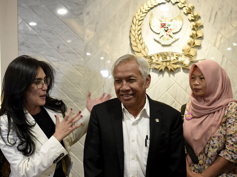 Wakil Ketua DPR Agus Hermanto (tengah) berbincang dengan Anggota DPR Fraksi PDIP Rieke Diah Pitaloka (kiri) dan Baiq Nuril. 