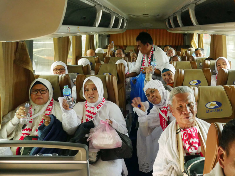 Jemaah haji Indonesia berada di dalam bus menuju Kota Suci Mekah, di Bandara King Abdul Aziz, Jeddah, Kamis (25/7)..