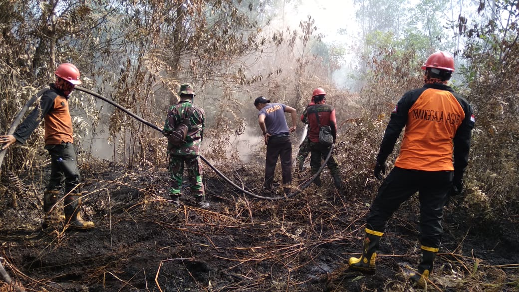 Keterangan Foto:Kabut asap akibat kebakaran hutan dan lahan (Karhutla) di Riau pada Minggu (28/7), kembali menyelimuti Kota Pekanbaru.