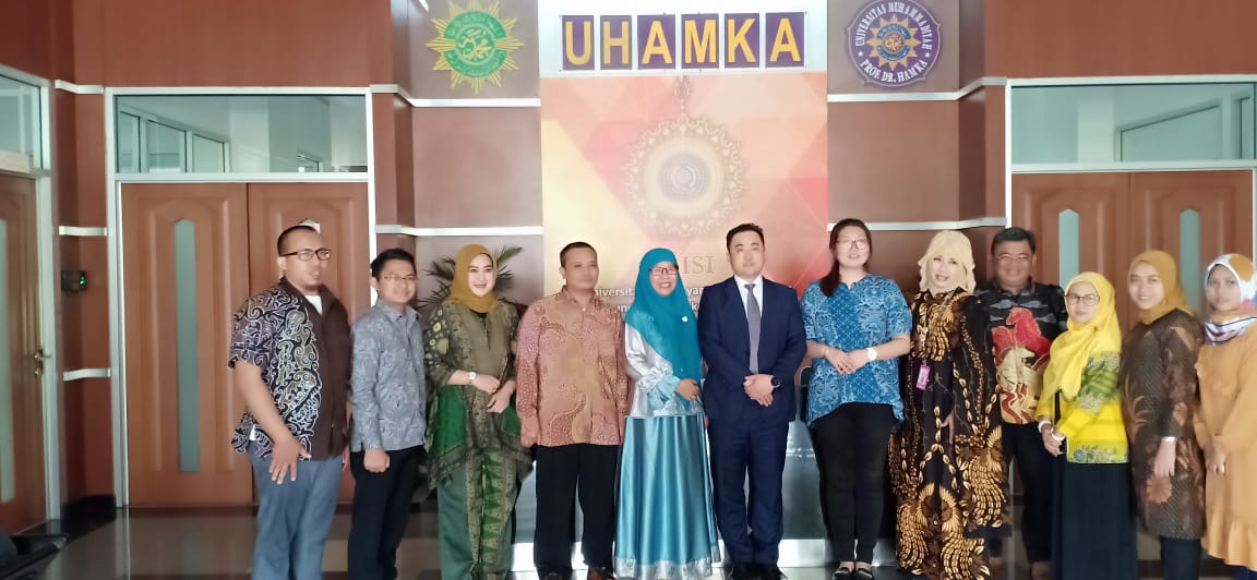 Dekan JISU, Mr Wang Zhiguo (tengah), mengunjungi Kampus Uhamka untuk menjalin kerja sama.